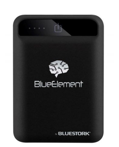 Blue-Element BK-50-U2-BE Batería ultracompacta de larga duración22% más compacta que la media de los powerbanks. Su óptimo formato facilita su transporte.En un solo gesto, podrá ponerlo en su bolsillo o bolso sin ningún problema. El Smart Powerbank ofrece hasta 4 días de autonomía. Esta solución es ideal tanto para viajes largos como para los desplazamientos habituales.Tecnología Blue Element y una batería de Lion-PolymerLa tecnología BlueElement identifica automáticamente sus dispositivos y elige el voltaje necesario para cargarlos lo más rápidamente posible. El Lion-Polymer le garantiza estabilidad y podrá llevárselo a todas partes (se acepta en las maletas de mano en los aviones).Listo para ser utilizadoIncluye un cable micro USB y viene precargado, así que podrá utilizarlo ¡en cuanto lo saque de la caja.LED de indicación de cargaEl LED de indicador de carga permite controlar el nivel de la batería.Un diseño depuradoSus acabados muy cuidados no pasarán desapercibidos. Su diseño negro y su soft touch lo convierten en un dispositivo elegante e intemporal.Multipuertos USBGracias a sus dos puertos USB, podrá recargar varios dispositivos al mismo tiempo. Es compatible con los smartphones y las tablets.