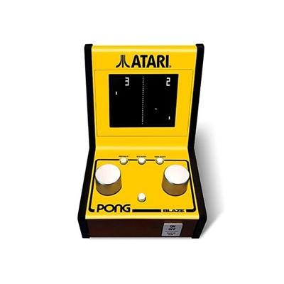 Atari 1040209 Un exclusivo sistema de rotaciÃ³n pone 5 juegos clÃ¡sicos en este pequeÃ±o arcade de escritorio. Este mini arcade ofrece acciÃ³n para uno y dos jugadores en Pong y ofrece controles reales para algunos de los juegos clÃ¡sicos mÃ¡s queridos.