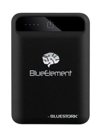 Blue-Element BK-100-U2-BE Batería ultracompacta de larga duración47% más compacta que la media de los powerbanks. Su óptimo formato facilita su transporte.En un solo gesto, podrá ponerlo en su bolsillo o bolso sin ningún problema. El Smart Powerbank ofrece hasta 4 días de autonomía. Esta solución es ideal tanto para viajes largos como para los desplazamientos habituales.Tecnología Blue Element y una batería de Lion-PolymerLa tecnología BlueElement identifica automáticamente sus dispositivos y elige el voltaje necesario para cargarlos lo más rápidamente posible. El Lion-Polymer le garantiza estabilidad y podrá llevárselo a todas partes (se acepta en las maletas de mano en los aviones).Listo para ser utilizadoIncluye un cable micro USB y viene precargado, así que podrá utilizarlo ¡en cuanto lo saque de la caja.LED de indicación de cargaEl LED de indicador de carga permite controlar el nivel de la batería.Un diseño depuradoSus acabados muy cuidados no pasarán desapercibidos. Su diseño negro y su soft touch lo convierten en un dispositivo elegante e intemporal.Multipuertos USBGracias a sus dos puertos USB, podrá recargar varios dispositivos al mismo tiempo. Es compatible con los smartphones y las tablets.