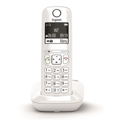 Gigaset S30852-H2816-D202 Simplemente suena bien: un teléfono DECT con excelentes funciones de audioLa elección es suya: puede hacer una llamada usando el teléfono o en el modo manos libres, dándole la libertad de hacer otra cosa al mismo tiempo e incluso permitir que otros se unan a la conversación. O bien, puede decidir cuál de los dos perfiles de manos libres preferiría usar: Ajuste la intensidad de las frecuencias más altas o más bajas para que el sonido sea cómodo para usted. Decida lo que decida, siempre puede confiar en una calidad de voz perfecta.Claro, ergonómico, intuitivo: ¿quién imaginaba que usar el teléfono podría ser tan simple?Lo primero que se nota sobre el Gigaset AS690 es su gran pantalla gráfica iluminada en blanco y negro. La pantalla tiene varias ventajas: la gran pantalla numérica en el modo de marcación y el fuerte contraste entre las letras blancas y el fondo negro se han diseñado para garantizar que el teléfono sea aún más fácil de usar. El teclado ergonómico con teclas iluminadas y el manejo intuitivo, también contribuyen a que hablar por teléfono sea lo más cómodo posible.Apague de vez en cuando - con protección contra llamadas no deseadasSi no tiene ganas de hablar, puede ignorar ciertos números de teléfono o llamadas anónimas agregando hasta 32 números a su lista negra; cuando está activada, esta función rechaza las llamadas de estos números o simplemente las muestra en la pantalla sin que el teléfono suene. Puede agregar números no deseados a la lista negra manualmente o copiarlos de su historial de llamadas. También puede evitar que el teléfono suene para llamadas anónimas (es decir, aquellas sin identificador de llamadas) e incluso establecer períodos de tiempo durante los cuales el teléfono debe o no debe sonar. Además, puede agregar números seleccionados a un grupo VIP para asegurarse de que estas llamadas siempre se realicen incluso cuando la función No molestar esté habilitada.Manténgase en contacto con una guía telefónica incorporada y un largo tiempo de conversaciónEl Gigaset AS690 facilita la comunicación: con 14 horas de tiempo en conversación, puede estar seguro de que siempre podrá hablar con sus contactos en cualquier momento. La guía telefónica integrada del dispositivo puede contener hasta 100 nombres y números. Además, se enumeran automáticamente las últimas 25 llamadas y la hora en que sonaron. Con un tiempo de espera de 180 horas, las personas que llaman siempre podrán comunicarse con usted.Mayor flexibilidad - con una multitud de teléfonos compatiblesUse su teléfono donde lo necesite: el Gigaset AS690 se puede ampliar con hasta cuatro teléfonos, que puede colocar en cualquier lugar de su hogar. Ya sea que esté en la cocina, el dormitorio o la oficina de su hogar, siempre tendrá un teléfono a mano.Siempre respetuoso con el medio ambiente, y libre de radiación gracias a ECO DECTComo todos los teléfonos inalámbricos Gigaset, la serie Gigaset AS690 está equipada con tecnología ecológica ECO DECT. Esto significa que los teléfonos están libres de radiación en el modo de espera, incluso cuando está usando múltiples teléfonos, siempre que la base y todos los teléfonos conectados también sean compatibles con ECO DECT. Durante una llamada, la potencia de transmisión se adapta automáticamente a la distancia entre el teléfono y la base. Cuanto menor sea la distancia entre el teléfono y la base, menor será la radiación. Para el rango máximo de DECT, puede desactivar el modo ECO DECT en cualquier momento.