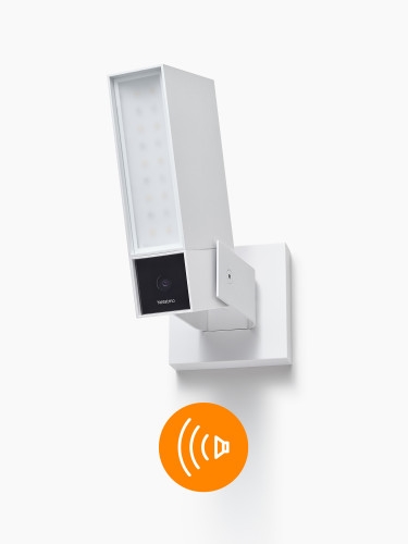Netatmo NOC-S-W-IB Notificaciones adaptadas: ofrécete tranquilidad en tiempo realLa Cámara Exterior Inteligente con Sirena Netatmo protege tu hogar brindándote tranquilidad. Cuando detecta a una persona o un vehículo desconocidos en tu propiedad, te alerta inmediatamente a través de una notificación en tu smartphone. La Cámara es un dispositivo inteligente que sabe cómo distinguir entre una persona, un animal, un vehículo o un movimiento corriente. ¿Has recibido una alerta? Tú decides qué hacer.Ahuyenta a los intrusos gracias a una alarma de 105 dBEvita los robos gracias a tu Cámara Exterior Inteligente con su sirena integrada. Cuando un individuo o un vehículo entra en tu propiedad, recibes inmediatamente una alerta y un vídeo en tu smartphone. ¿Es un intruso? Ahuyéntalo activando la sirena y su alarma ensordecedora de 105 dB directamente desde tu aplicación.Sin suscripción y con acceso a todas las funcionesCon Netatmo no hay gastos ocultos. El almacenamiento de vídeos y todas las funciones de La Cámara Exterior Inteligente con Sirena son accesibles sin suscripción, de forma permanente. Descarga todas las imágenes y vídeos que quieras, podrían servir como prueba en caso de robo. Las actualizaciones de la aplicación y de la Cámara también son gratuitas y seguirán siéndolo.Se acabaron las alertas inútilesLa Cámara Exterior Inteligente con Sirena Netatmo posee la función Alert-Zones. Con ella, podrás definir con precisión las áreas que deseas monitorear (en tu terreno, no afuera) y para qué tipo de intrusión quieres recibir alertas. ¿Persona, vehículo o animal? Puedes guardar tus preferencias y configurar la Cámara para no recibir alertas innecesarias cuando tu perro salga al jardín.Una cámara acompañada de un sistema de luz inteligenteLa Cámara Exterior Inteligente con Sirena es tu aliada imprescindible. Posee un sistema de luz integrado para aumentar aún más tu seguridad. Si se detecta a una persona o un vehículo (o un animal, si la has programado para detectarlo), la luz se enciende y puede ahuyentar al intruso. Puedes elegir entre la activación manual a través de la aplicación o el encendido automático. Además, la luz integrada también sirve para alumbrar tu camino por la noche.Mantente conectado/a con tu hogarEn caso de ausencia, e incluso si te encuentras a miles de kilómetros de distancia. Puedes acceder a las imágenes captadas por La Cámara Exterior Inteligente con Sirena las 24 horas, todos los días, en la aplicación instalada en tu smartphone, tableta u ordenador. ¿Has recibido una alerta por la noche? La Cámara Exterior Inteligente con Sirena Netatmo está equipada con visión nocturna infrarroja. ¿No has recibido nada? ¡Lástima! Eso significa que el vecino no vino a regar tu jardín.La Cámara Exterior Inteligente con Sirena se instala rápidamenteNuestro objetivo es que puedas instalarla fácilmente sin necesidad de ser electricista. Simplemente coloca La Cámara Exterior Inteligente con Sirena Netatmo en lugar de un aplique de luz existente o elige una ubicación más estratégica para vigilar adecuadamente tu hogar. Recuerda conectarla al WiFi para controlarla a distancia con tu smartphone, ordenador o tableta.Protección total para tus datosLos vídeos grabados por La Cámara Exterior Inteligente con Sirena se almacenan directamente en la tarjeta microSD incluida. Además, el cifrado de alta seguridad garantiza un nivel máximo de protección. ¡Buenas noticias! También puedes agregar un almacenamiento en la nube si lo deseas. Puedes activar el almacenamiento automático a través de tu cuenta de Dropbox o tu servidor FTP personal.Control de voz y conexión con otros dispositivosLa Cámara Exterior Inteligente con Sirena posee recursos insospechados. Gracias a la compatibilidad con Apple HomeKit, ¿por qué no programarla con otros dispositivos conectados? Además de disfrutar de la libertad que te dan los comandos de voz como Siri y el Asistente de Google. ¿Tienes invitados que van a llegar por la noche? Di: “Siri (u OK Google), enciende la luz del jardín.” ¡Y la luz se enciende!Un dispositivo que resiste al paso del tiempoEn Netatmo diseñamos productos hechos para durar, sin obsolescencia programada. A prueba de todo, La Cámara Exterior Inteligente con Sirena está hecha de aluminio, vidrio y plástico ultrarresistentes con protección contra los rayos UV. ¿Está lloviendo? ¡No hay problema! Esta Cámara, protegida con la tecnología de HZO, resiste a todo: lluvia, nieve y viento.