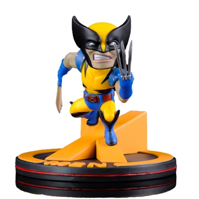Quantum-Mechanix 0MVL0043 Quantum Mechanix - Dentro De Su Linea De Figuras Q - Fig - Presenta La FiguraDe Wolverine - Miembro De Los X - Men. Presenta A Logan Agachado Sobre UnLogotipo De X - Men - Con Las Garras Listas Para La Batalla - Con Su UniformeClásico....