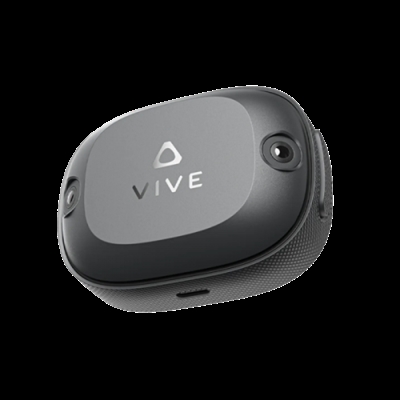 Vive 99HATT004-00 El revolucionario rastreador HTC VIVE Ultimate supone un paso revolucionario en el mundo del seguimiento corporal, ya que es el primer rastreador corporal de seguimiento automático que sale al mercado. Lo que hace que este rastreador sea realmente único es su capacidad de seguimiento desde dentro hacia fuera, que elimina la necesidad de estaciones base externas, a diferencia, por ejemplo, de los rastreadores VIVE 3.0.Con dos cámaras de amplio campo de visión y una avanzada tecnología de visión por ordenador, el rastreador VIVE Ultimate ofrece un reconocimiento espacial instantáneo. Esto se traduce en una sincronización perfecta de los movimientos entre el mundo virtual y el físico. El diseño compacto del rastreador permite acoplarlo fácilmente a diferentes partes del cuerpo (mediante correas de rastreo) u objetos.Una parte esencial de la experiencia VIVE Ultimate Tracker es la asociación con el VIVE Wireless Dongle. Es importante tener en cuenta que este dongle debe adquirirse por separado a menos que opte por el Kit 3 en 1 del rastreador VIVE Ultimate, que incluye el dongle. El dongle se conecta simplemente al puerto USB de su PC y proporciona una conexión inalámbrica fiable con y rastreador.Con una impresionante batería de 7 horas de duración en uso continuo, el rastreador VIVE Ultimate proporciona un rendimiento duradero y potente. La carga es una tarea sin esfuerzo gracias al cable USB-C incluido, que viene de serie para la máxima comodidad. Este rastreador encarna el futuro de las experiencias inmersivas al combinar tecnología de vanguardia con facilidad de uso.